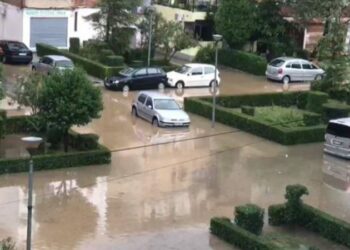 Shqipëria ‘zgjohet’ nën ujë/ Moti i keq përmbyt Vlorën dhe Lezhën, në lagjen ‘Besëlidhja’ uji arrin në 30 cm