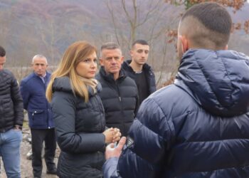 “Banorët në Zall-Bastar rrezikojnë jetën për një urë”, denoncimi i Tabakut: Mjaft më me fasadën. Njerëzit duan ndryshim!