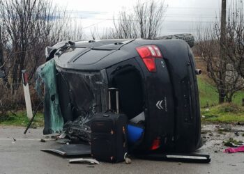 Aksident i frikshëm/ Makina humb kontrollin dhe përmbyset në aksin Korçë-Maliq, lëndohet shoferi