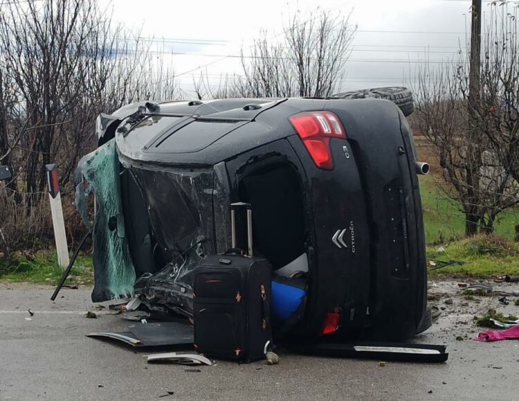 Aksident i frikshëm/ Makina humb kontrollin dhe përmbyset në aksin Korçë-Maliq, lëndohet shoferi