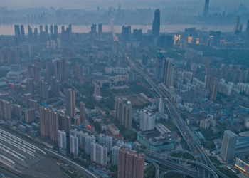 Flasin mjekët në Wuhan: Na kërkuan mos të tregonim të vërtetën