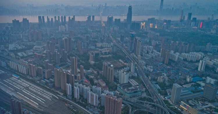 Flasin mjekët në Wuhan: Na kërkuan mos të tregonim të vërtetën