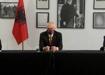 Gent Cakaj i dorëzon detyrën Olta Xhaçkës: Pa mbështetjen e Ramës rrugëtimi im i pamundur! Pandemia dhe tërmeti ndikuan punën e diplomacisë