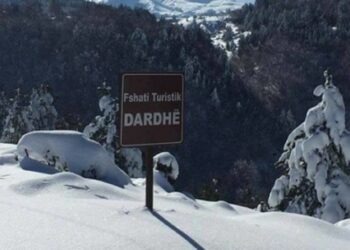 Reshjet e borës ‘pushtojnë’ juglindjen, zbardhet Voskopoja, Dardha dhe qafa e Qarrit