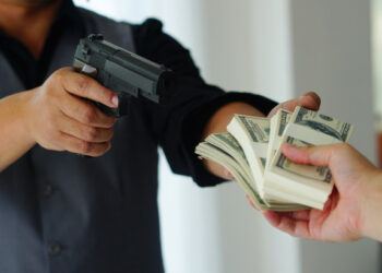 Grabitet me armë shtëpia e një kambisti në Korçë