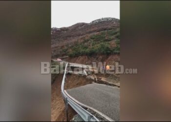 Rruga ndahet në dysh për shkak të rreshjeve/ Pamjet se si ka përfunduar  aksi rrugor që lidh fshatin Kashnjet me Lezhën, qindra banorë të izoluar