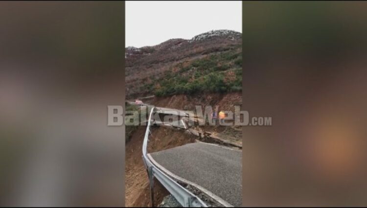 Rruga ndahet në dysh për shkak të rreshjeve/ Pamjet se si ka përfunduar  aksi rrugor që lidh fshatin Kashnjet me Lezhën, qindra banorë të izoluar