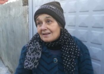 U përpoqën ta grabisnin, rrëfehet e moshuara: Iu hapa derën vetë, më mashtruan e më tërhoqën zvarrë