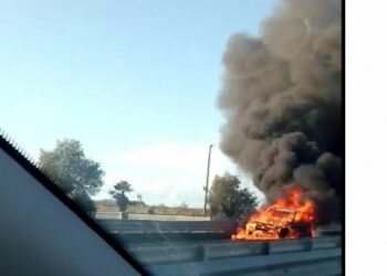 Makina merr flakë në ecje në Dukat të Vlorës, shpëton shoferi. Policia: Ka vetëm dëme materiale