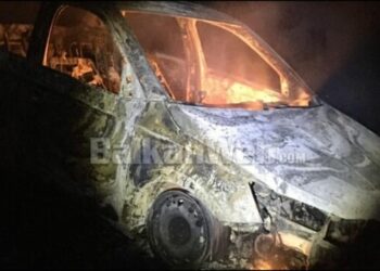 Gjendet një makinë e djegur në Pukë, ishte marrë me qera në Rinas nga një turist i huaj (FOTO)