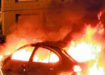 I vihet flaka me benzinë një automjet në Durrës. Kamerat e sigurisë filmojnë autorët me kapuç