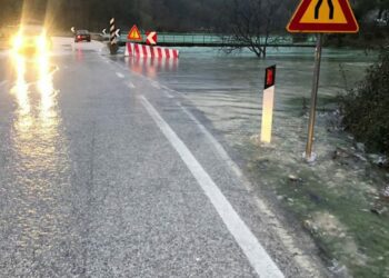 Liqeni i Viroit del nga shtrati, uji vërshon rrugëve në Gjirokastër, vijon çarja e tokës te pallati 5-katësh