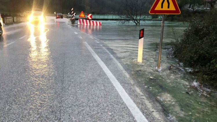 Liqeni i Viroit del nga shtrati, uji vërshon rrugëve në Gjirokastër, vijon çarja e tokës te pallati 5-katësh