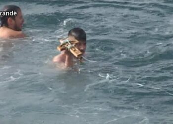 COVID-19/ Kisha Ortodokse bllokon ceremoninë e hedhjes së kryqit në ujë