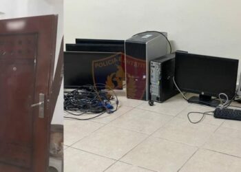Foto/ Vidhet laboratori i Informatikës në Kukës, policia: Sekuestrohen 5 kompjuterët e vjedhur, procedohen 3 persona