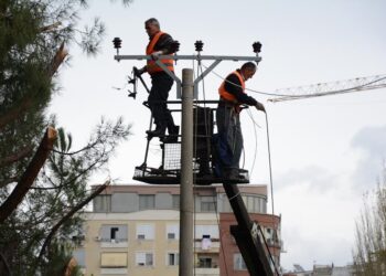 OSHEE paralajmëron për ndërprerjen e energjisë në dy zona të Tiranës