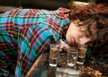 E ke tepruar me alkolin gjatë festave? Disa mënyra për të ‘shpëtuar’ nga dhimbja e kokës