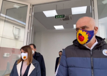 Rama viziton depon farmaceutike në QSUT dhe ISHP: Kemi kapacitetet për të pritur 7 milion doza vaksine