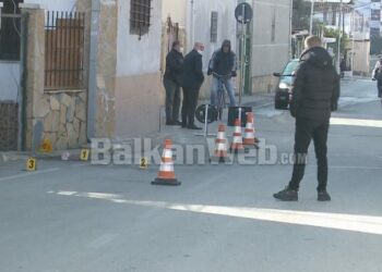 Babai i 10-vjeçares që u shtyp nga makina: Shoferi u largua pas ngjarjes