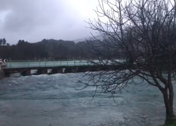 Moti i keq/ Liqeni i Viroit pranë pikës kritike, dalja nga shtrati rrezikon bllokimin e rrugës Gjirokastër – Tepelenë