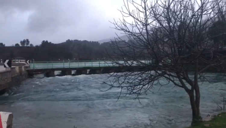 Moti i keq/ Liqeni i Viroit pranë pikës kritike, dalja nga shtrati rrezikon bllokimin e rrugës Gjirokastër – Tepelenë