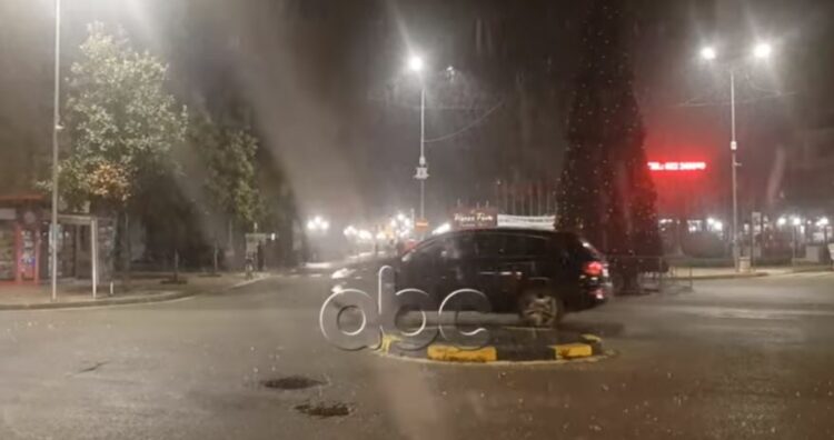 VIDEO/ Reshjet e dëborës zbardhin qytetin e Shkodrës pas dy vitesh