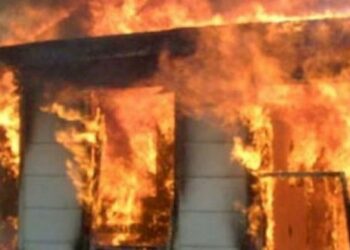 Familjet mbesin në qiell të hapur/ Digjen dy banesa gjatë natës në Pukë, shkak bëhet shkëndija elektrike