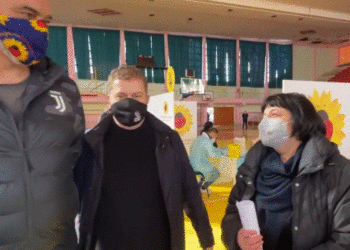 Nis vaksinimi në Vlorë/ Dozën e parë e merr Silva Bino. Manastirliu: Në rrethe janë vaksinuar 600 mjekë dhe infermierë