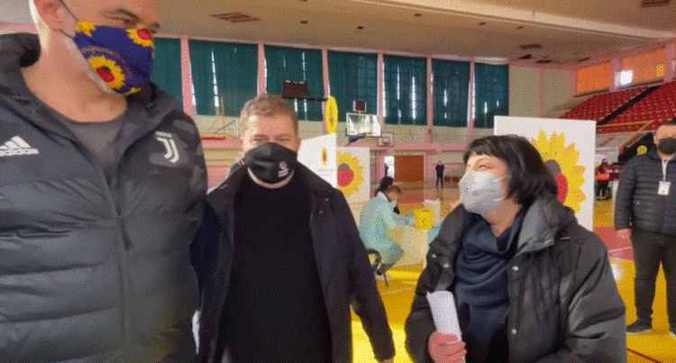Nis vaksinimi në Vlorë/ Dozën e parë e merr Silva Bino. Manastirliu: Në rrethe janë vaksinuar 600 mjekë dhe infermierë