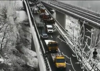 Moti i keq, 20 makina përplasen në Torino, dy të vdekur dhe dhjetëra të plagosur