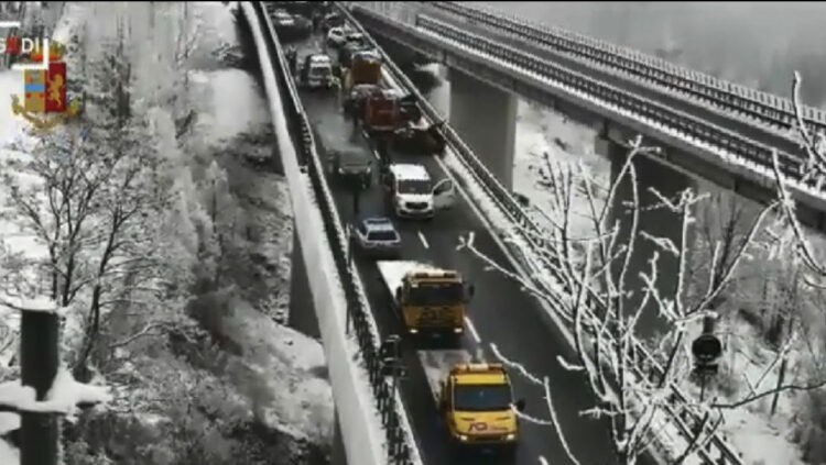 Moti i keq, 20 makina përplasen në Torino, dy të vdekur dhe dhjetëra të plagosur