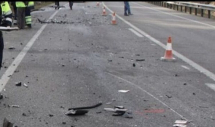 Aksident në Librazhd/ Kamioni përplas motorin, plagosen burrë dhe grua