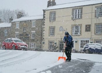 Moti i keq ‘mbërthen’ Europën, Gjermania dhe Britania e Madhe të bllokuara nga dëbora(FOTOT)