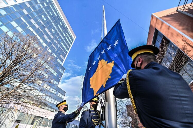 Kosova feston 13 vite pavarësi! Ngrihet flamuri i shtetit të lirë e të pavarur, ceremonitë që do të mbahen sot në Prishtinë