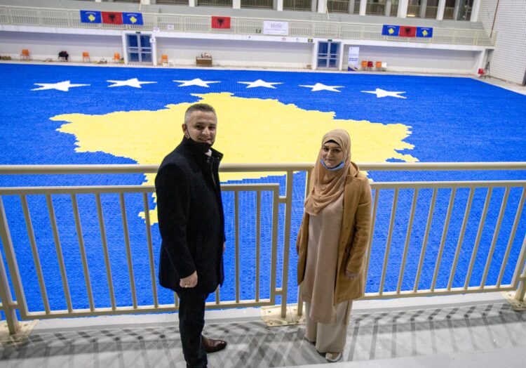 Arriti të realizojë flamurin e Kosovës me 120 mijë fletëpalosje, artistja fiton Guinness (FOTO)