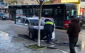 Makina në Fier përfshihet nga flakët në ecje, rrezikon shoferin