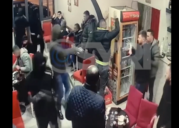 VIDEO, si skenar filmi/ Katër të armatosur terrorizojnë Krujën, hyjnë në lokal e rrahin pa mëshirë të riun