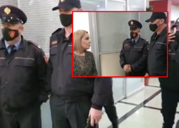 “Merruni me bandat njëherë”, shoqërohet në komisariat Monika Kryemadhi pas përplasjes me policët për maskat