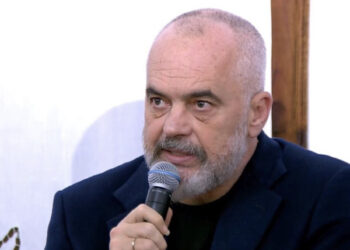 Bashkëbisedim me qytetarët në Elbasan/ Rama: Kolegjet profesionale, mundësi për nxënësit