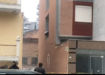 Merr flakë magazina me lëndë toksike në Korçë, evakuohen dhjetëra banorë