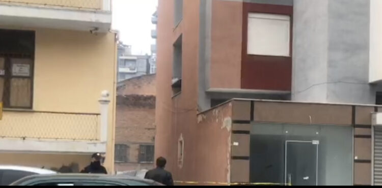 Merr flakë magazina me lëndë toksike në Korçë, evakuohen dhjetëra banorë