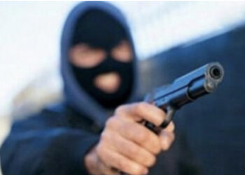 Tentohet të grabitet banesa në Fier, pronari i pikas, autorët qëllojnë me armë dhe i plagosin kushëririn