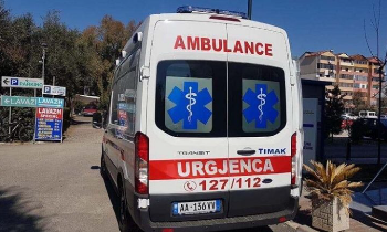 Përplasen tre mjete në Tiranë, një prej pasagjerëve dërgohet në spital