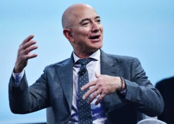 Jeff Bezos lë ‘fronin’, jep dorëheqjen nga drejtimi i Amazon