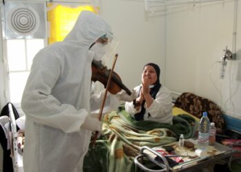 VIDEO/ Luan violinë për pavionin e COVID-19, mjeku në Tunizi argëton pacientët dhe kthen buzëqeshje