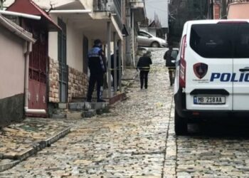 (FOTO+ EMRI) Zbardhen detaje nga grabitja e kambistit në Korçë, kush është ish-polici dhe bashkëpunëtori që morën 40 milionë lekë me dhunë?