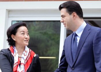 Ambasadorja Kim takon Bashën: Thirrje për kandidatë të pastër nga të gjitha partitë