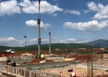 Ngjarja e rëndë!/ Goditet nga kova e eskavatorit, humb jetën punëtori tek aeroporti i ri i Kukësit