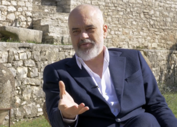 “Është kukull në duart e gogolit,” Rama ironizon Bashën nga Berati: Në biografinë e tij ka tramvajin e Tiranës