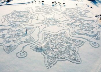 Mijëra gjurmë mbi borë shndërruan fshatin, kjo është vepra e artit më e bukur që keni parë ndonjëherë! (VIDEO+ FOTO)